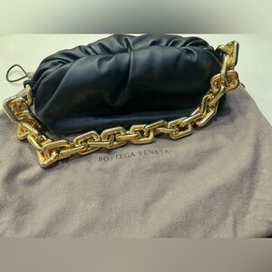 Bottega Veneta Calfskin The Pouch Chain Black (Replica)